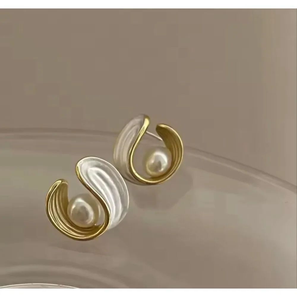 NWOT Vintage Style Gold Swirl Pearl Stud Earrings Sculptural Shell Statement - Picture 5 of 6